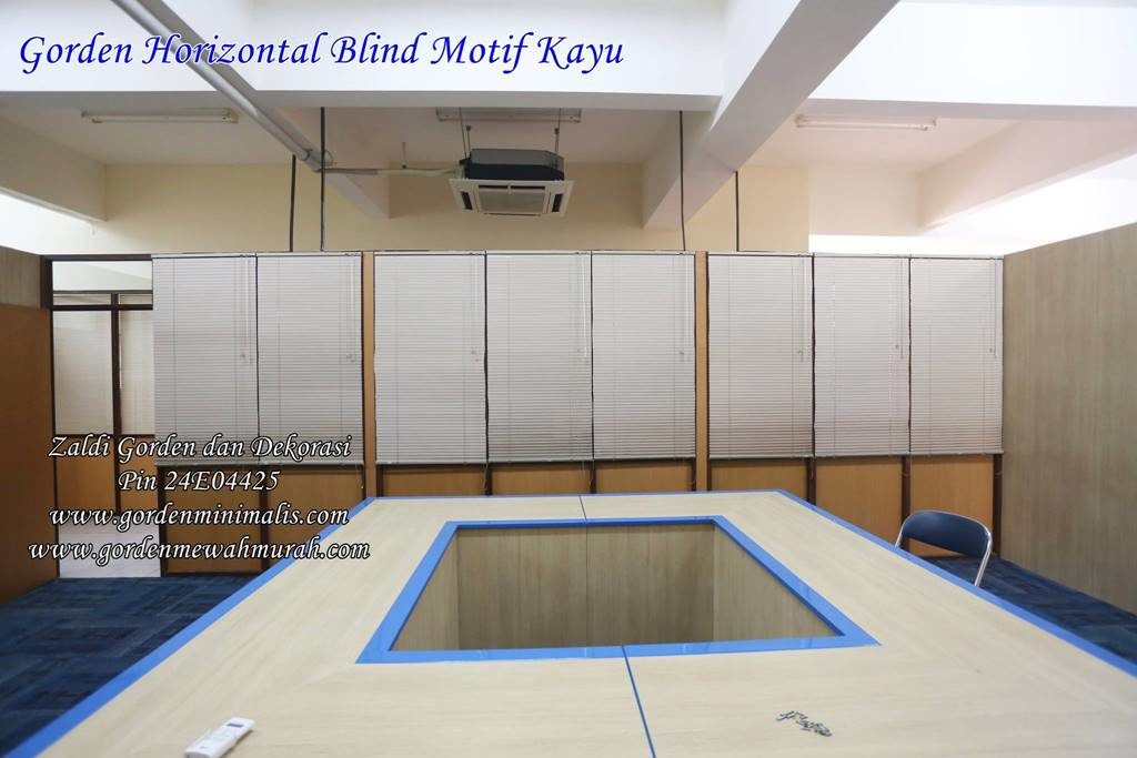 gorden horizontal blind motif kayu