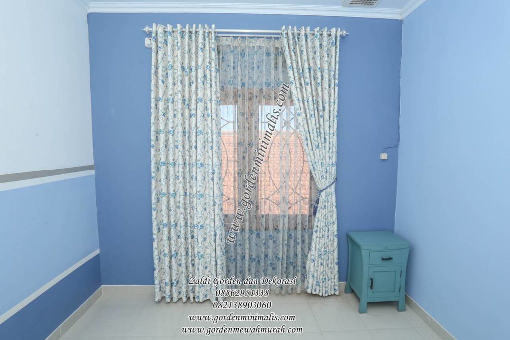 Gorden Minimalis warna biru motif shabby chic