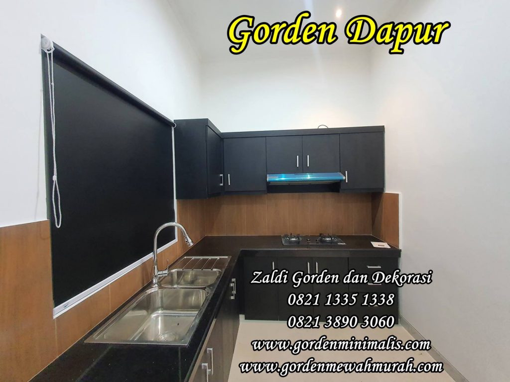 Tips Memasang Gorden Roller Blind Roller blind merupakan pilihan gorden modern yang praktis dan estetis. Berikut tips memasang gorden roller blind:  Pengukuran:  Lebar: Jika ada tembok di kiri dan kanan jendela, kurangi lebar roller blind 1 cm dari lebar jendela. Jika tidak ada tembok di kiri dan kanan jendela, lebarkan roller blind 10 cm dari lebar jendela untuk privasi maksimal. Tinggi: Ukur tinggi jendela dari atas kusen ke bawah. Tambahkan 10 cm ke tinggi jendela untuk memastikan roller blind menutupi seluruh jendela. Pemasangan:  Tentukan posisi bracket: Tandai posisi bracket di atas jendela dengan waterpas. Pastikan bracket sejajar dan rata. Pasang bracket: Gunakan bor untuk membuat lubang di posisi yang telah ditandai. Pasang bracket dengan sekrup dan fischer. Pasang roller blind: Masukkan roller blind ke dalam bracket. Pastikan roller blind terpasang dengan benar dan kokoh. Pasang rantai atau motor: Pasang rantai atau motor di sisi kanan atau kiri roller blind. Pastikan rantai atau motor terpasang dengan benar dan berfungsi dengan baik. Tips tambahan:  Gunakan sekrup dan fischer yang sesuai dengan jenis tembok. Pastikan roller blind terpasang dengan ketinggian yang sama di kedua sisi. Periksa kembali apakah roller blind dapat membuka dan menutup dengan lancar. Zaldi Gorden dan Dekorasi:  Menyediakan berbagai pilihan roller blind dengan kualitas terbaik. Melayani pembelian dan konsultasi untuk membantu Anda memilih jenis roller blind yang tepat untuk kebutuhan Anda. Hubungi kami di 0821 1335 1338 atau kunjungi website kami: https://www.gordenminimalis.com https://www.gordenmewahmurah.com https://www.kaingordenrumahsakit.com Zaldi Gorden dan Dekorasi: Solusi dekorasi jendela terbaik untuk hunian dan bisnis Anda.