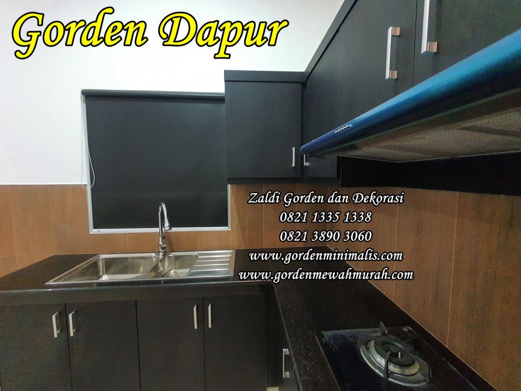 Tips Memasang Gorden Roller Blind Roller blind merupakan pilihan gorden modern yang praktis dan estetis. Berikut tips memasang gorden roller blind:  Pengukuran:  Lebar: Jika ada tembok di kiri dan kanan jendela, kurangi lebar roller blind 1 cm dari lebar jendela. Jika tidak ada tembok di kiri dan kanan jendela, lebarkan roller blind 10 cm dari lebar jendela untuk privasi maksimal. Tinggi: Ukur tinggi jendela dari atas kusen ke bawah. Tambahkan 10 cm ke tinggi jendela untuk memastikan roller blind menutupi seluruh jendela. Pemasangan:  Tentukan posisi bracket: Tandai posisi bracket di atas jendela dengan waterpas. Pastikan bracket sejajar dan rata. Pasang bracket: Gunakan bor untuk membuat lubang di posisi yang telah ditandai. Pasang bracket dengan sekrup dan fischer. Pasang roller blind: Masukkan roller blind ke dalam bracket. Pastikan roller blind terpasang dengan benar dan kokoh. Pasang rantai atau motor: Pasang rantai atau motor di sisi kanan atau kiri roller blind. Pastikan rantai atau motor terpasang dengan benar dan berfungsi dengan baik. Tips tambahan:  Gunakan sekrup dan fischer yang sesuai dengan jenis tembok. Pastikan roller blind terpasang dengan ketinggian yang sama di kedua sisi. Periksa kembali apakah roller blind dapat membuka dan menutup dengan lancar. Zaldi Gorden dan Dekorasi:  Menyediakan berbagai pilihan roller blind dengan kualitas terbaik. Melayani pembelian dan konsultasi untuk membantu Anda memilih jenis roller blind yang tepat untuk kebutuhan Anda. Hubungi kami di 0821 1335 1338 atau kunjungi website kami: https://www.gordenminimalis.com https://www.gordenmewahmurah.com https://www.kaingordenrumahsakit.com Zaldi Gorden dan Dekorasi: Solusi dekorasi jendela terbaik untuk hunian dan bisnis Anda.