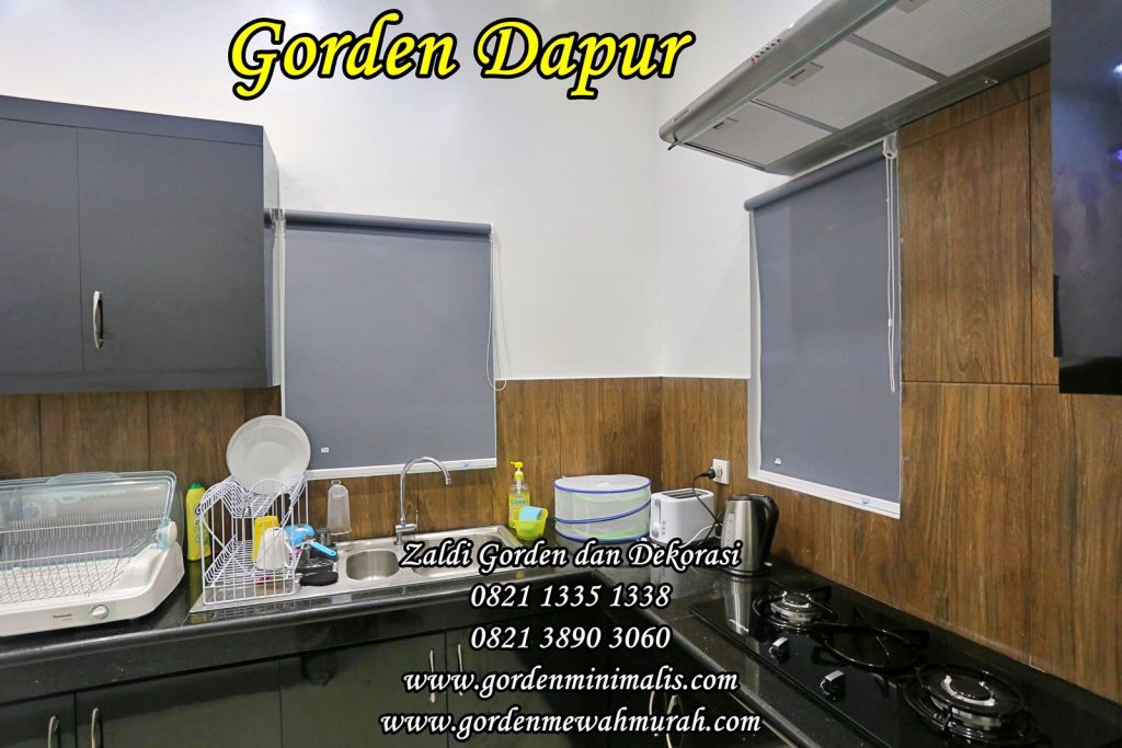 Tips Memasang Gorden Roller Blind Roller blind merupakan pilihan gorden modern yang praktis dan estetis. Berikut tips memasang gorden roller blind:  Pengukuran:  Lebar: Jika ada tembok di kiri dan kanan jendela, kurangi lebar roller blind 1 cm dari lebar jendela. Jika tidak ada tembok di kiri dan kanan jendela, lebarkan roller blind 10 cm dari lebar jendela untuk privasi maksimal. Tinggi: Ukur tinggi jendela dari atas kusen ke bawah. Tambahkan 10 cm ke tinggi jendela untuk memastikan roller blind menutupi seluruh jendela. Pemasangan:  Tentukan posisi bracket: Tandai posisi bracket di atas jendela dengan waterpas. Pastikan bracket sejajar dan rata. Pasang bracket: Gunakan bor untuk membuat lubang di posisi yang telah ditandai. Pasang bracket dengan sekrup dan fischer. Pasang roller blind: Masukkan roller blind ke dalam bracket. Pastikan roller blind terpasang dengan benar dan kokoh. Pasang rantai atau motor: Pasang rantai atau motor di sisi kanan atau kiri roller blind. Pastikan rantai atau motor terpasang dengan benar dan berfungsi dengan baik. Tips tambahan:  Gunakan sekrup dan fischer yang sesuai dengan jenis tembok. Pastikan roller blind terpasang dengan ketinggian yang sama di kedua sisi. Periksa kembali apakah roller blind dapat membuka dan menutup dengan lancar. Zaldi Gorden dan Dekorasi:  Menyediakan berbagai pilihan roller blind dengan kualitas terbaik. Melayani pembelian dan konsultasi untuk membantu Anda memilih jenis roller blind yang tepat untuk kebutuhan Anda. Hubungi kami di 0821 1335 1338 atau kunjungi website kami: https://www.gordenminimalis.com https://www.gordenmewahmurah.com https://www.kaingordenrumahsakit.com Zaldi Gorden dan Dekorasi: Solusi dekorasi jendela terbaik untuk hunian dan bisnis Anda.