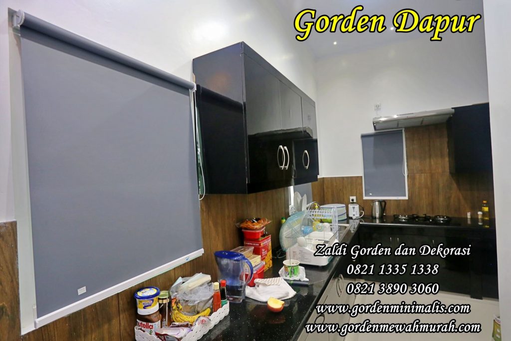 Tips Memasang Gorden Roller Blind Roller blind merupakan pilihan gorden modern yang praktis dan estetis. Berikut tips memasang gorden roller blind:  Pengukuran:  Lebar: Jika ada tembok di kiri dan kanan jendela, kurangi lebar roller blind 1 cm dari lebar jendela. Jika tidak ada tembok di kiri dan kanan jendela, lebarkan roller blind 10 cm dari lebar jendela untuk privasi maksimal. Tinggi: Ukur tinggi jendela dari atas kusen ke bawah. Tambahkan 10 cm ke tinggi jendela untuk memastikan roller blind menutupi seluruh jendela. Pemasangan:  Tentukan posisi bracket: Tandai posisi bracket di atas jendela dengan waterpas. Pastikan bracket sejajar dan rata. Pasang bracket: Gunakan bor untuk membuat lubang di posisi yang telah ditandai. Pasang bracket dengan sekrup dan fischer. Pasang roller blind: Masukkan roller blind ke dalam bracket. Pastikan roller blind terpasang dengan benar dan kokoh. Pasang rantai atau motor: Pasang rantai atau motor di sisi kanan atau kiri roller blind. Pastikan rantai atau motor terpasang dengan benar dan berfungsi dengan baik. Tips tambahan:  Gunakan sekrup dan fischer yang sesuai dengan jenis tembok. Pastikan roller blind terpasang dengan ketinggian yang sama di kedua sisi. Periksa kembali apakah roller blind dapat membuka dan menutup dengan lancar. Zaldi Gorden dan Dekorasi:  Menyediakan berbagai pilihan roller blind dengan kualitas terbaik. Melayani pembelian dan konsultasi untuk membantu Anda memilih jenis roller blind yang tepat untuk kebutuhan Anda. Hubungi kami di 0821 1335 1338 atau kunjungi website kami: https://www.gordenminimalis.com https://www.gordenmewahmurah.com https://www.kaingordenrumahsakit.com Zaldi Gorden dan Dekorasi: Solusi dekorasi jendela terbaik untuk hunian dan bisnis Anda.
