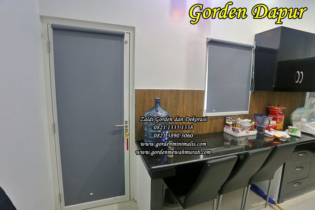 Tips Memasang Gorden Roller Blind Roller blind merupakan pilihan gorden modern yang praktis dan estetis. Berikut tips memasang gorden roller blind:  Pengukuran:  Lebar: Jika ada tembok di kiri dan kanan jendela, kurangi lebar roller blind 1 cm dari lebar jendela. Jika tidak ada tembok di kiri dan kanan jendela, lebarkan roller blind 10 cm dari lebar jendela untuk privasi maksimal. Tinggi: Ukur tinggi jendela dari atas kusen ke bawah. Tambahkan 10 cm ke tinggi jendela untuk memastikan roller blind menutupi seluruh jendela. Pemasangan:  Tentukan posisi bracket: Tandai posisi bracket di atas jendela dengan waterpas. Pastikan bracket sejajar dan rata. Pasang bracket: Gunakan bor untuk membuat lubang di posisi yang telah ditandai. Pasang bracket dengan sekrup dan fischer. Pasang roller blind: Masukkan roller blind ke dalam bracket. Pastikan roller blind terpasang dengan benar dan kokoh. Pasang rantai atau motor: Pasang rantai atau motor di sisi kanan atau kiri roller blind. Pastikan rantai atau motor terpasang dengan benar dan berfungsi dengan baik. Tips tambahan:  Gunakan sekrup dan fischer yang sesuai dengan jenis tembok. Pastikan roller blind terpasang dengan ketinggian yang sama di kedua sisi. Periksa kembali apakah roller blind dapat membuka dan menutup dengan lancar. Zaldi Gorden dan Dekorasi:  Menyediakan berbagai pilihan roller blind dengan kualitas terbaik. Melayani pembelian dan konsultasi untuk membantu Anda memilih jenis roller blind yang tepat untuk kebutuhan Anda. Hubungi kami di 0821 1335 1338 atau kunjungi website kami: https://www.gordenminimalis.com https://www.gordenmewahmurah.com https://www.kaingordenrumahsakit.com Zaldi Gorden dan Dekorasi: Solusi dekorasi jendela terbaik untuk hunian dan bisnis Anda.
