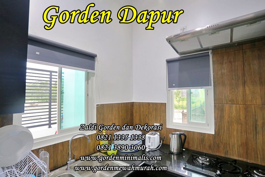 Tips Memasang Gorden Roller Blind Roller blind merupakan pilihan gorden modern yang praktis dan estetis. Berikut tips memasang gorden roller blind:  Pengukuran:  Lebar: Jika ada tembok di kiri dan kanan jendela, kurangi lebar roller blind 1 cm dari lebar jendela. Jika tidak ada tembok di kiri dan kanan jendela, lebarkan roller blind 10 cm dari lebar jendela untuk privasi maksimal. Tinggi: Ukur tinggi jendela dari atas kusen ke bawah. Tambahkan 10 cm ke tinggi jendela untuk memastikan roller blind menutupi seluruh jendela. Pemasangan:  Tentukan posisi bracket: Tandai posisi bracket di atas jendela dengan waterpas. Pastikan bracket sejajar dan rata. Pasang bracket: Gunakan bor untuk membuat lubang di posisi yang telah ditandai. Pasang bracket dengan sekrup dan fischer. Pasang roller blind: Masukkan roller blind ke dalam bracket. Pastikan roller blind terpasang dengan benar dan kokoh. Pasang rantai atau motor: Pasang rantai atau motor di sisi kanan atau kiri roller blind. Pastikan rantai atau motor terpasang dengan benar dan berfungsi dengan baik. Tips tambahan:  Gunakan sekrup dan fischer yang sesuai dengan jenis tembok. Pastikan roller blind terpasang dengan ketinggian yang sama di kedua sisi. Periksa kembali apakah roller blind dapat membuka dan menutup dengan lancar. Zaldi Gorden dan Dekorasi:  Menyediakan berbagai pilihan roller blind dengan kualitas terbaik. Melayani pembelian dan konsultasi untuk membantu Anda memilih jenis roller blind yang tepat untuk kebutuhan Anda. Hubungi kami di 0821 1335 1338 atau kunjungi website kami: https://www.gordenminimalis.com https://www.gordenmewahmurah.com https://www.kaingordenrumahsakit.com Zaldi Gorden dan Dekorasi: Solusi dekorasi jendela terbaik untuk hunian dan bisnis Anda.