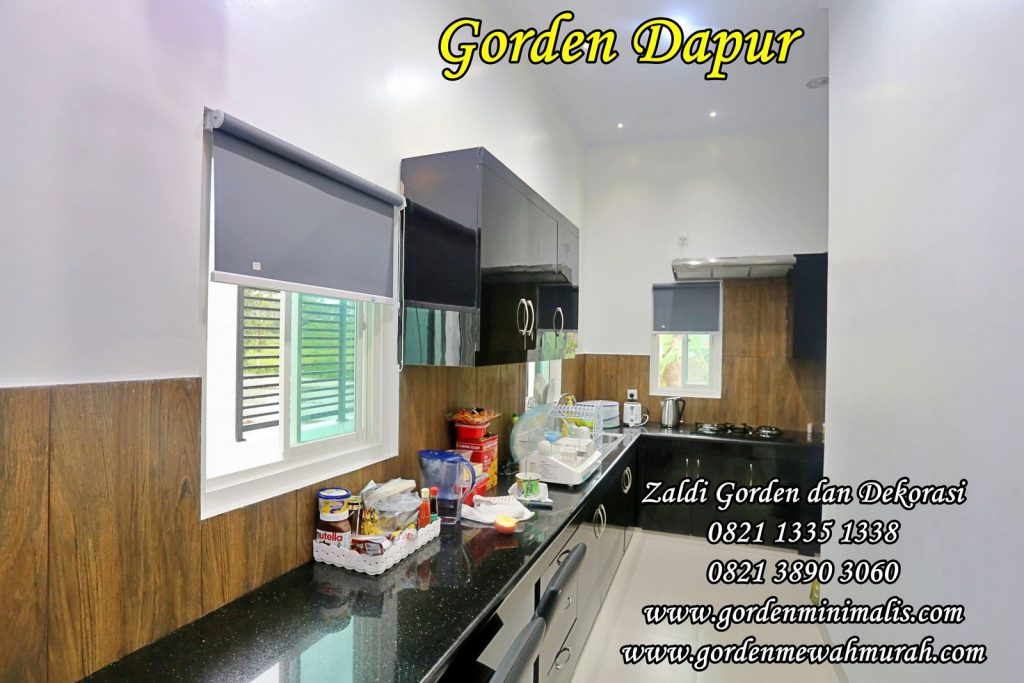 Tips Memasang Gorden Roller Blind Roller blind merupakan pilihan gorden modern yang praktis dan estetis. Berikut tips memasang gorden roller blind:  Pengukuran:  Lebar: Jika ada tembok di kiri dan kanan jendela, kurangi lebar roller blind 1 cm dari lebar jendela. Jika tidak ada tembok di kiri dan kanan jendela, lebarkan roller blind 10 cm dari lebar jendela untuk privasi maksimal. Tinggi: Ukur tinggi jendela dari atas kusen ke bawah. Tambahkan 10 cm ke tinggi jendela untuk memastikan roller blind menutupi seluruh jendela. Pemasangan:  Tentukan posisi bracket: Tandai posisi bracket di atas jendela dengan waterpas. Pastikan bracket sejajar dan rata. Pasang bracket: Gunakan bor untuk membuat lubang di posisi yang telah ditandai. Pasang bracket dengan sekrup dan fischer. Pasang roller blind: Masukkan roller blind ke dalam bracket. Pastikan roller blind terpasang dengan benar dan kokoh. Pasang rantai atau motor: Pasang rantai atau motor di sisi kanan atau kiri roller blind. Pastikan rantai atau motor terpasang dengan benar dan berfungsi dengan baik. Tips tambahan:  Gunakan sekrup dan fischer yang sesuai dengan jenis tembok. Pastikan roller blind terpasang dengan ketinggian yang sama di kedua sisi. Periksa kembali apakah roller blind dapat membuka dan menutup dengan lancar. Zaldi Gorden dan Dekorasi:  Menyediakan berbagai pilihan roller blind dengan kualitas terbaik. Melayani pembelian dan konsultasi untuk membantu Anda memilih jenis roller blind yang tepat untuk kebutuhan Anda. Hubungi kami di 0821 1335 1338 atau kunjungi website kami: https://www.gordenminimalis.com https://www.gordenmewahmurah.com https://www.kaingordenrumahsakit.com Zaldi Gorden dan Dekorasi: Solusi dekorasi jendela terbaik untuk hunian dan bisnis Anda.