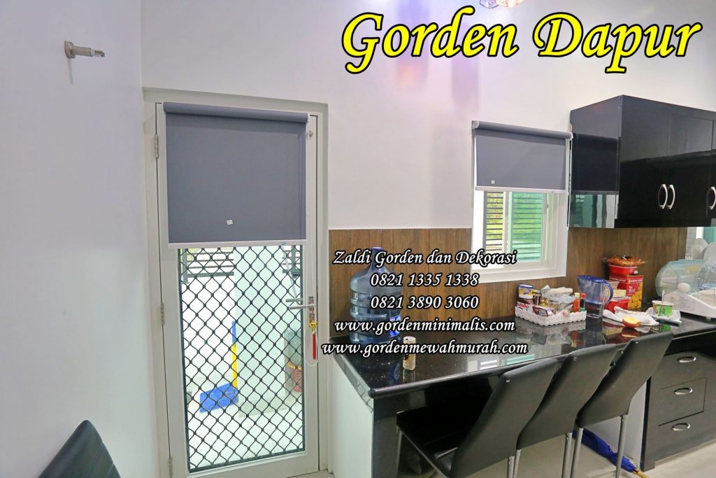 Tips Memasang Gorden Roller Blind Roller blind merupakan pilihan gorden modern yang praktis dan estetis. Berikut tips memasang gorden roller blind:  Pengukuran:  Lebar: Jika ada tembok di kiri dan kanan jendela, kurangi lebar roller blind 1 cm dari lebar jendela. Jika tidak ada tembok di kiri dan kanan jendela, lebarkan roller blind 10 cm dari lebar jendela untuk privasi maksimal. Tinggi: Ukur tinggi jendela dari atas kusen ke bawah. Tambahkan 10 cm ke tinggi jendela untuk memastikan roller blind menutupi seluruh jendela. Pemasangan:  Tentukan posisi bracket: Tandai posisi bracket di atas jendela dengan waterpas. Pastikan bracket sejajar dan rata. Pasang bracket: Gunakan bor untuk membuat lubang di posisi yang telah ditandai. Pasang bracket dengan sekrup dan fischer. Pasang roller blind: Masukkan roller blind ke dalam bracket. Pastikan roller blind terpasang dengan benar dan kokoh. Pasang rantai atau motor: Pasang rantai atau motor di sisi kanan atau kiri roller blind. Pastikan rantai atau motor terpasang dengan benar dan berfungsi dengan baik. Tips tambahan:  Gunakan sekrup dan fischer yang sesuai dengan jenis tembok. Pastikan roller blind terpasang dengan ketinggian yang sama di kedua sisi. Periksa kembali apakah roller blind dapat membuka dan menutup dengan lancar. Zaldi Gorden dan Dekorasi:  Menyediakan berbagai pilihan roller blind dengan kualitas terbaik. Melayani pembelian dan konsultasi untuk membantu Anda memilih jenis roller blind yang tepat untuk kebutuhan Anda. Hubungi kami di 0821 1335 1338 atau kunjungi website kami: https://www.gordenminimalis.com https://www.gordenmewahmurah.com https://www.kaingordenrumahsakit.com Zaldi Gorden dan Dekorasi: Solusi dekorasi jendela terbaik untuk hunian dan bisnis Anda.