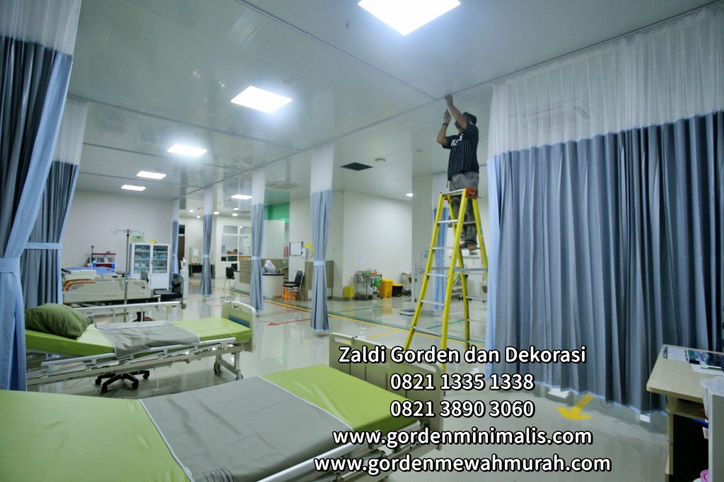 Memasang rel gorden rumah sakit di atap plafon menggunakan ceiling bracket hospital track